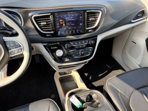 Used 2018 Chrysler Pacifica Limited w/ Tire & Wheel Group FWD image 14