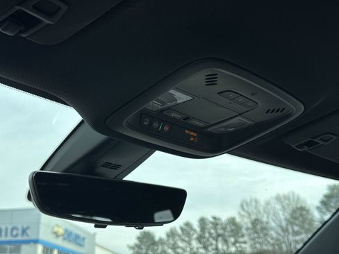 Used 2023 Chevrolet Traverse LT w/ Rear Camera Mirror Package image 27