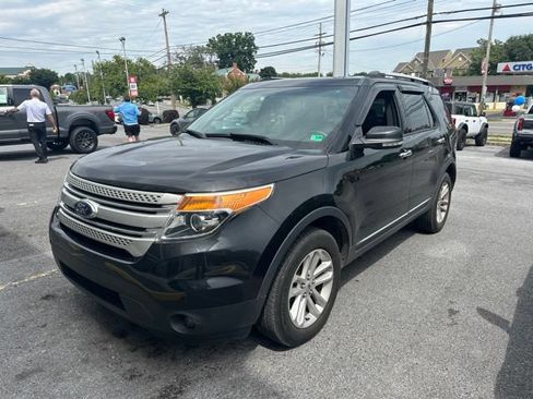 Used 2014 Ford Explorer XLT w/ Equipment Group 202A AWD/4WD image 3