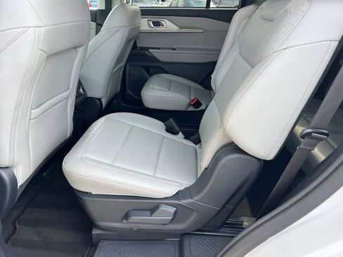 Used 2025 Ford Explorer Active w/ Active Comfort Package image 19