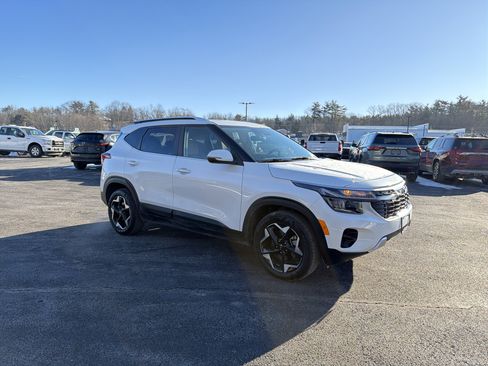 Used 2024 Kia Seltos EX image 3