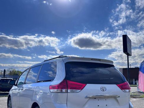 Used 2013 Toyota Sienna Limited w/ Premium Pkg AWD/4WD image 3
