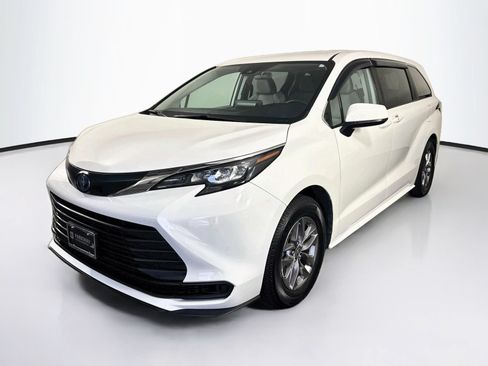 Used 2024 Toyota Sienna LE AWD/4WD image 3