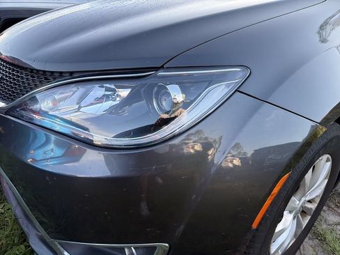 Used 2018 Chrysler Pacifica Touring-L FWD image 4
