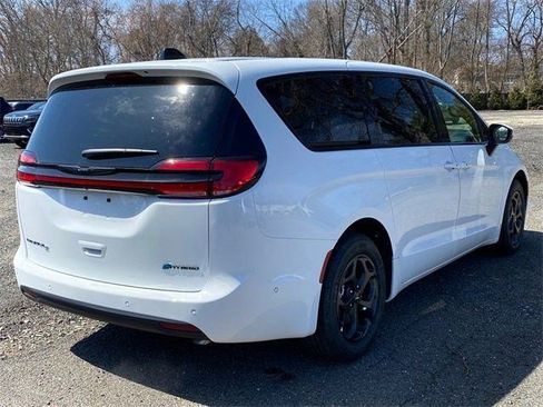 New 2023 Chrysler Pacifica Touring-L w/ S Appearance Package image 3