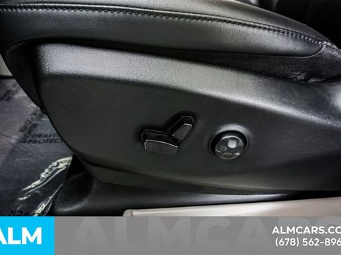 Used 2024 Chrysler Pacifica Touring-L image 30