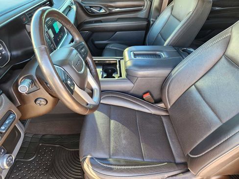 Used 2021 GMC Yukon Denali w/ Denali Premium Package image 8