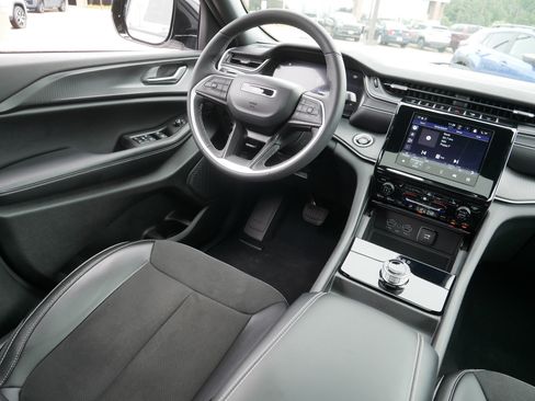Used 2024 Jeep Grand Cherokee Altitude AWD/4WD image 9