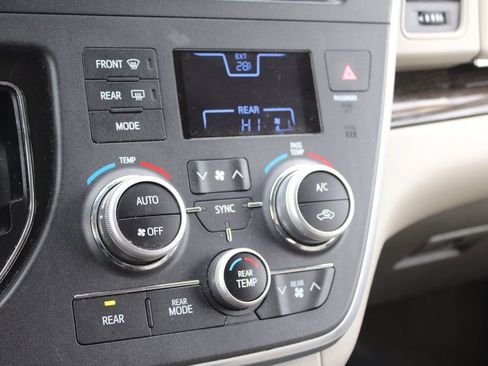 Used 2017 Toyota Sienna XLE Premium image 47