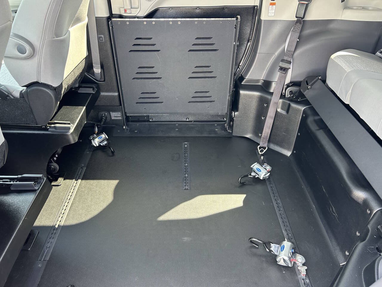 Used 2024 Toyota Sienna LE FWD image 26