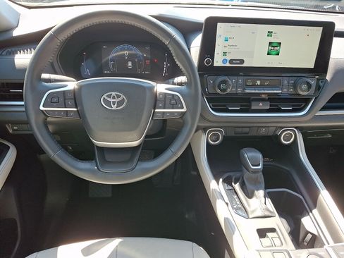 Used 2024 Toyota Grand Highlander AWD image 10
