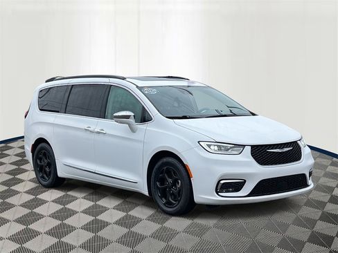 Used 2022 Chrysler Pacifica Limited image 7