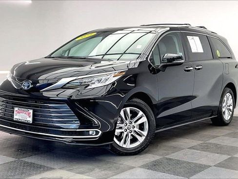 Used 2024 Toyota Sienna Limited image 12