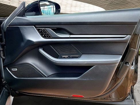 Used 2021 Porsche Taycan image 19