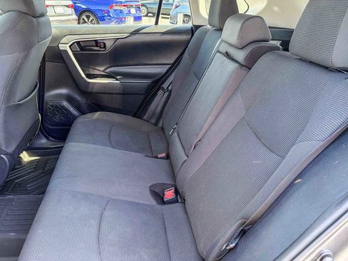 Used 2019 Toyota RAV4 LE FWD image 17
