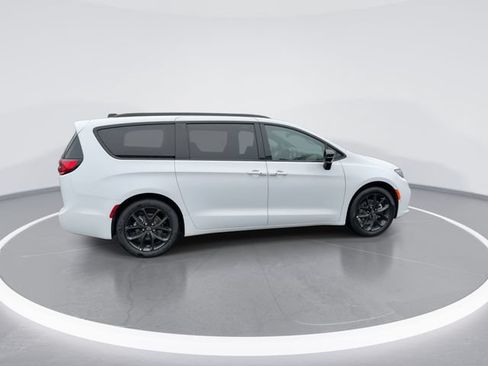 New 2026 Chrysler Pacifica Limited w/ S Appearance Package FWD image 9