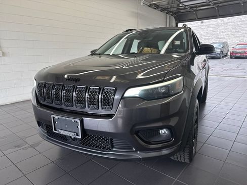Used 2022 Jeep Cherokee Latitude AWD/4WD image 3
