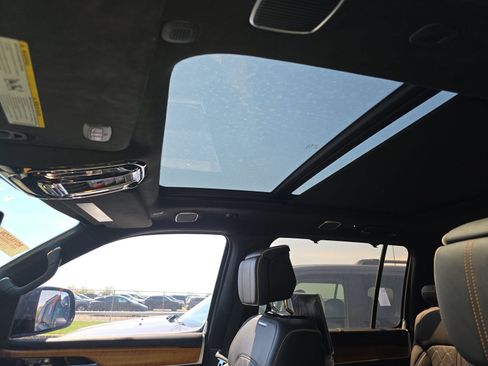 Used 2022 Jeep Grand Wagoneer Series III w/ Rear Seat Video Group 1 image 20