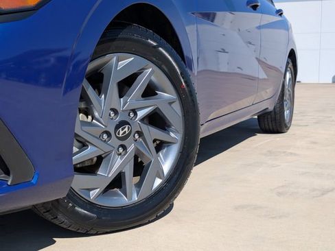 Used 2024 Hyundai Elantra SEL image 2