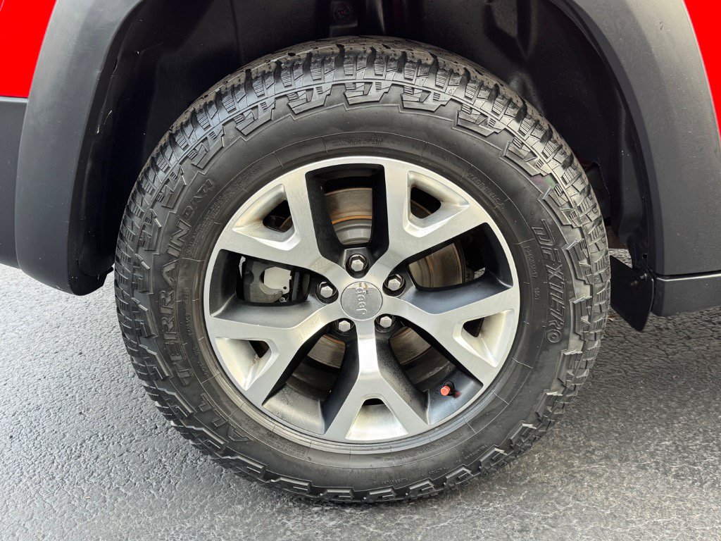 Used 2017 Jeep Cherokee Trailhawk w/ Trailer Tow Group AWD/4WD image 11