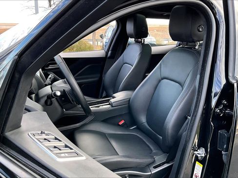 Used 2019 Jaguar F-PACE Premium image 7