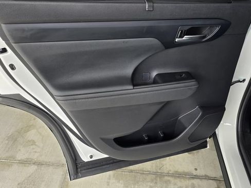 Used 2022 Toyota Highlander XSE FWD image 36