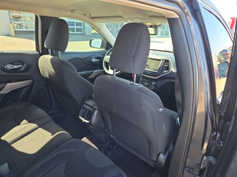 Used 2017 Jeep Cherokee Latitude FWD image 40