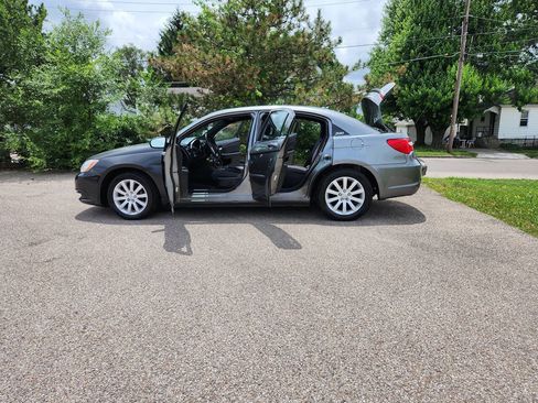 Used 2012 Chrysler 200 Touring FWD image 10