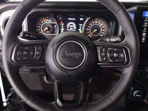 Used 2025 Jeep Gladiator Sport AWD/4WD image 3