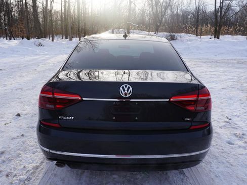 Used 2017 Volkswagen Passat 1.8T R-Line w/ R-Line Lighting Package image 4