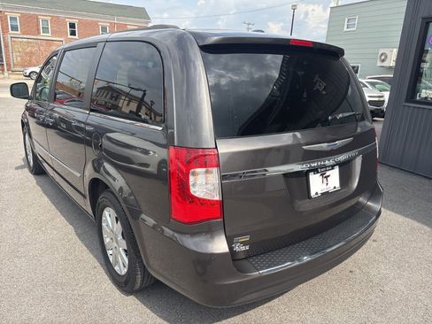 Used 2015 Chrysler Town & Country Touring FWD image 3