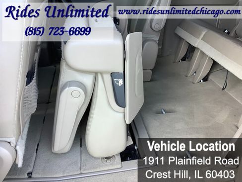 Used 2014 Chrysler Town & Country Touring FWD image 27
