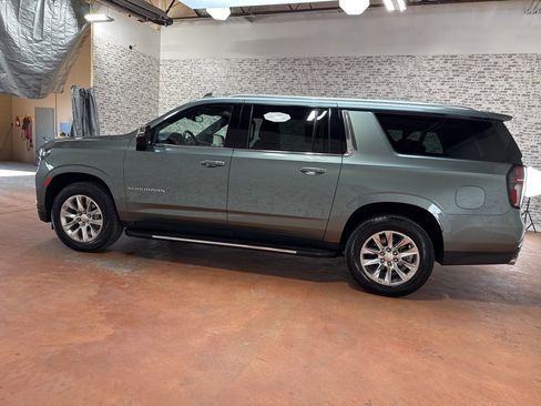 Used 2023 Chevrolet Suburban Premier image 4