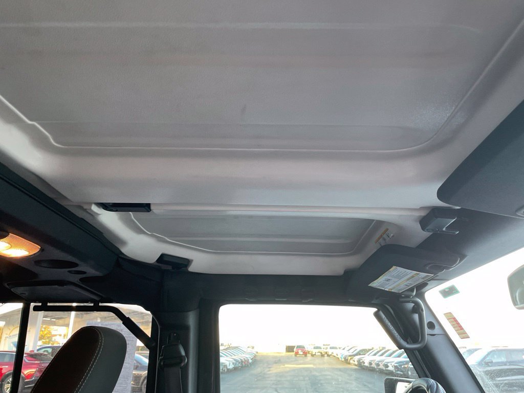 Used 2016 Jeep Wrangler Unlimited Sahara w/ Dual Top Group AWD/4WD image 18
