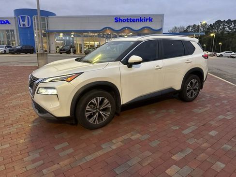 Used 2022 Nissan Rogue SV w/ SV Premium Package image 2