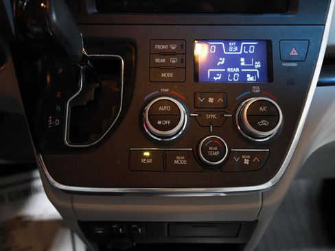 Used 2017 Toyota Sienna XLE image 17