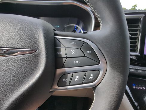 Used 2023 Chrysler Pacifica Limited FWD image 20
