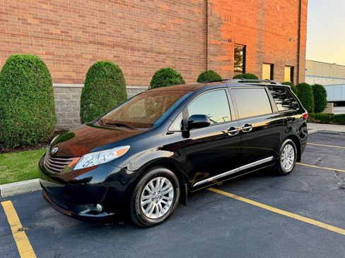 Used 2017 Toyota Sienna XLE w/ XLE Navigation Package FWD image 26