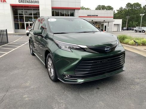 Used 2025 Toyota Sienna XLE AWD/4WD image 2