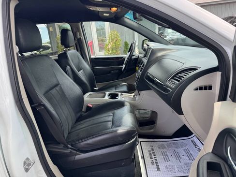 Used 2019 Dodge Grand Caravan SXT w/ Mopar Premium Addition Group FWD image 17