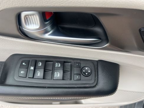 Used 2022 Chrysler Pacifica Touring-L image 23