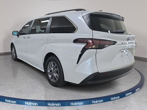 Used 2024 Toyota Sienna XLE image 9