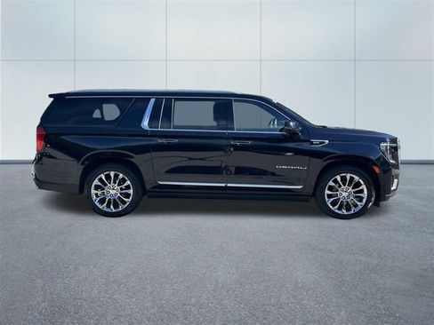 Used 2022 GMC Yukon XL Denali w/ Denali Premium Package AWD/4WD image 5