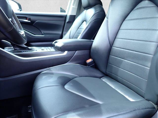 Used 2022 Toyota Highlander XLE AWD/4WD image 15