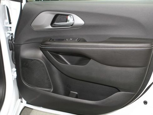 New 2027 Chrysler Pacifica Limited AWD/4WD image 21