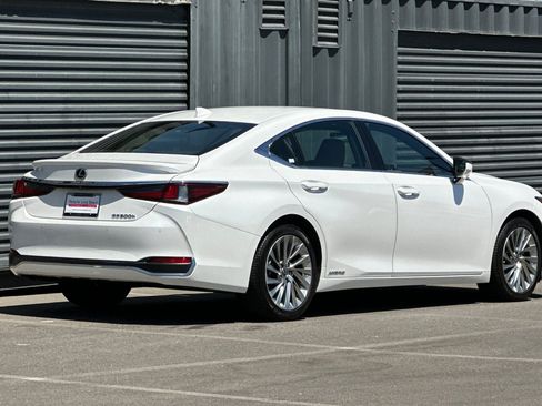 Used 2019 Lexus ES 300h Ultra Luxury w/ Accessory Package 2 FWD image 8