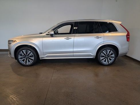 Used 2022 Volvo XC90 T5 Momentum image 3