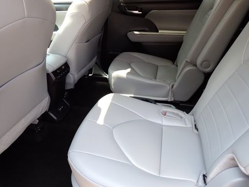 Used 2024 Toyota Highlander XLE AWD/4WD image 10