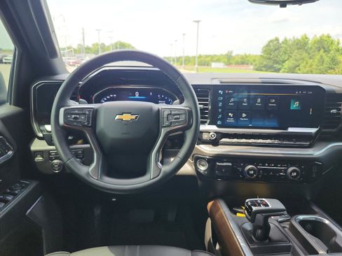 Used 2024 Chevrolet Silverado 1500 High Country w/ Technology Package AWD/4WD image 15