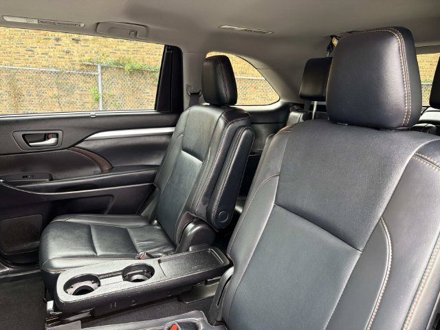 Used 2019 Toyota Highlander XLE AWD/4WD image 13
